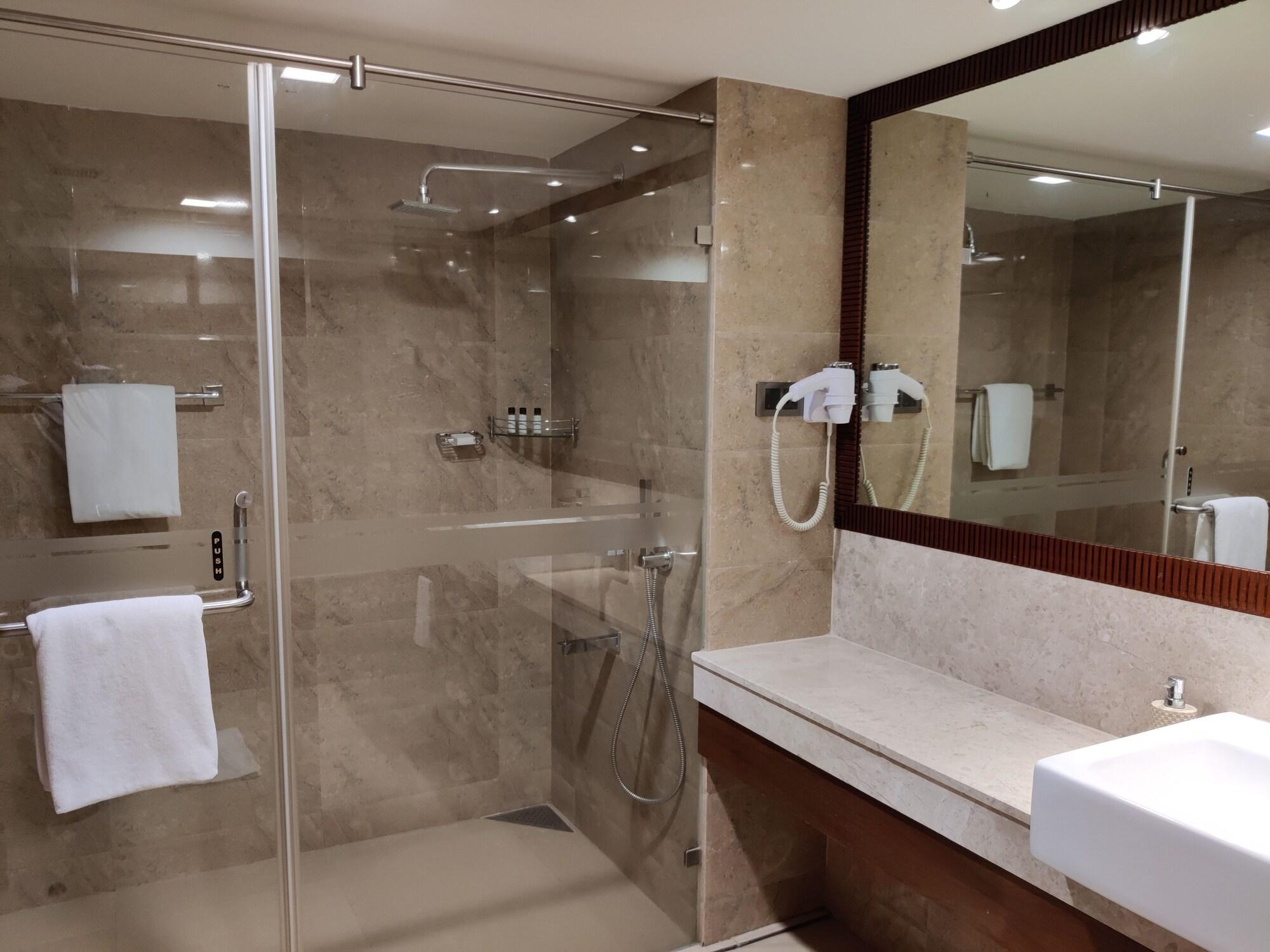 Hotel The Raviz Kozhikode